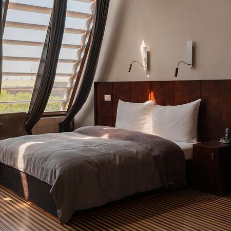 Hotel Monopol Wroclaw Bagian luar foto A bedroom at the hotel