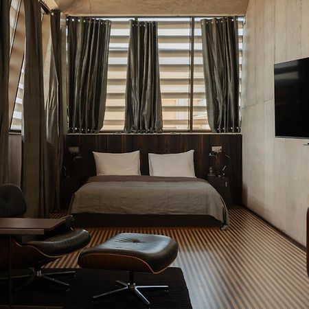 Hotel Monopol Wroclaw Bagian luar foto A room at the hotel