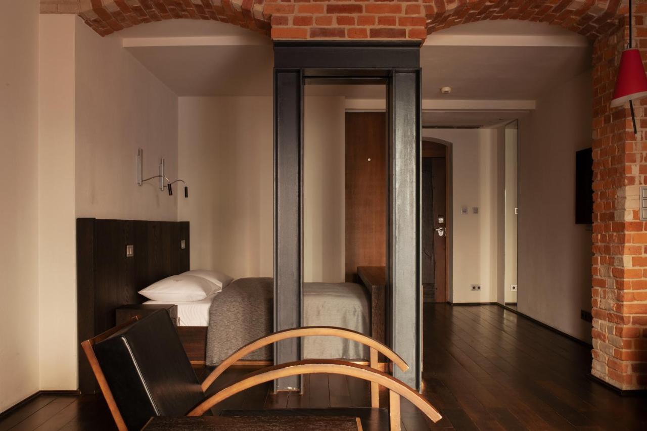 Hotel Monopol Wroclaw Bagian luar foto A room at the Hotel