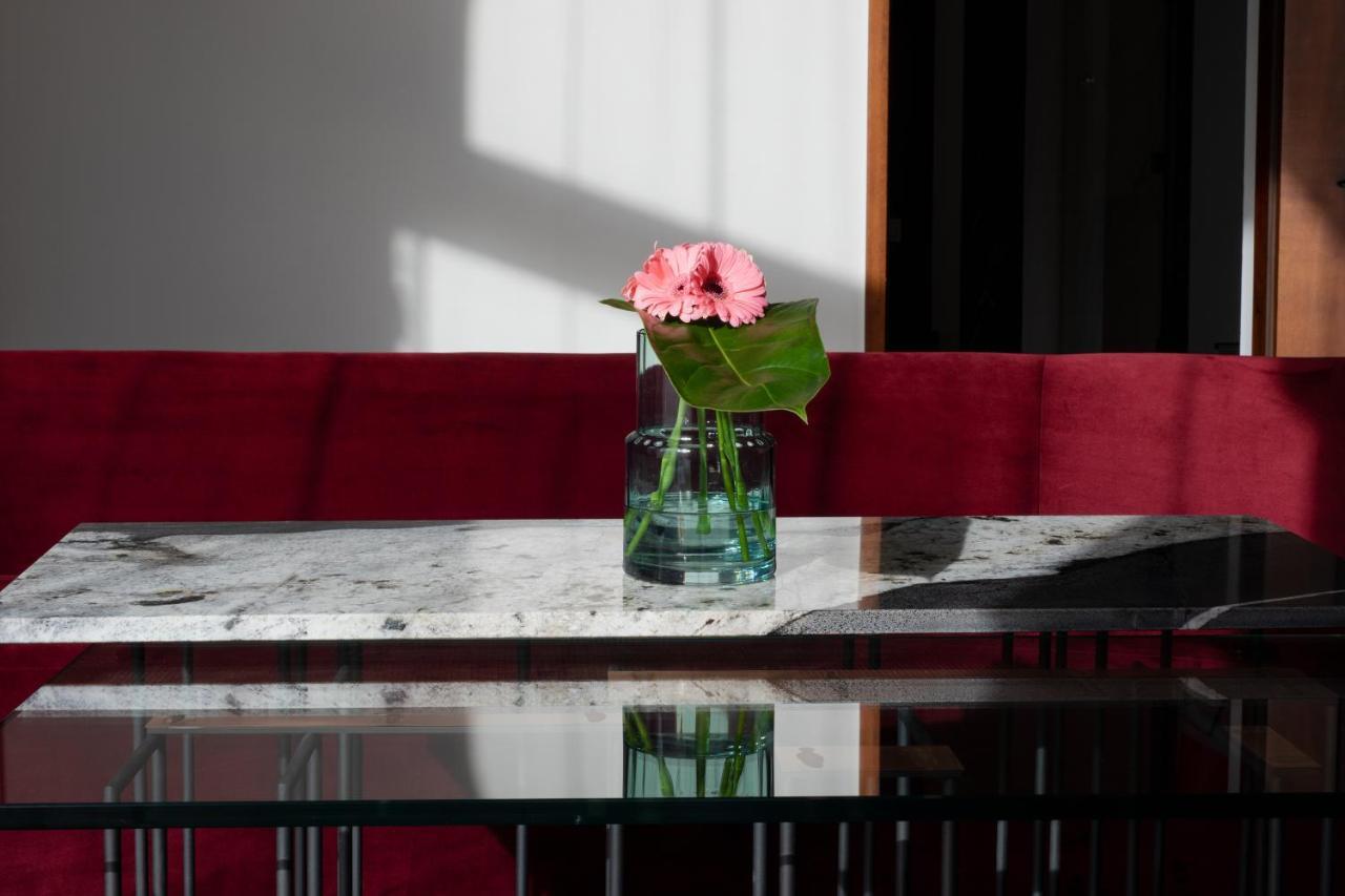 Hotel Monopol Wroclaw Bagian luar foto A table with a flower vase