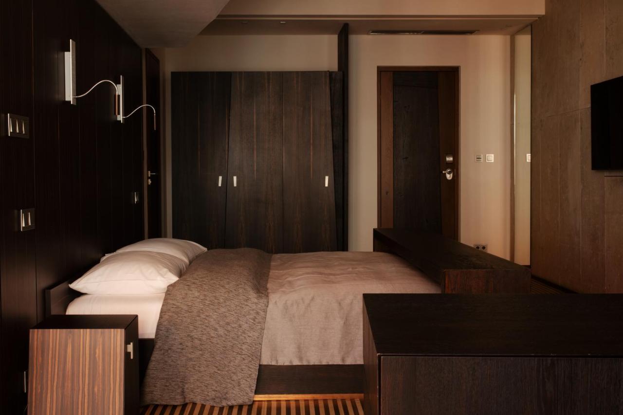 Hotel Monopol Wroclaw Bagian luar foto A bedroom