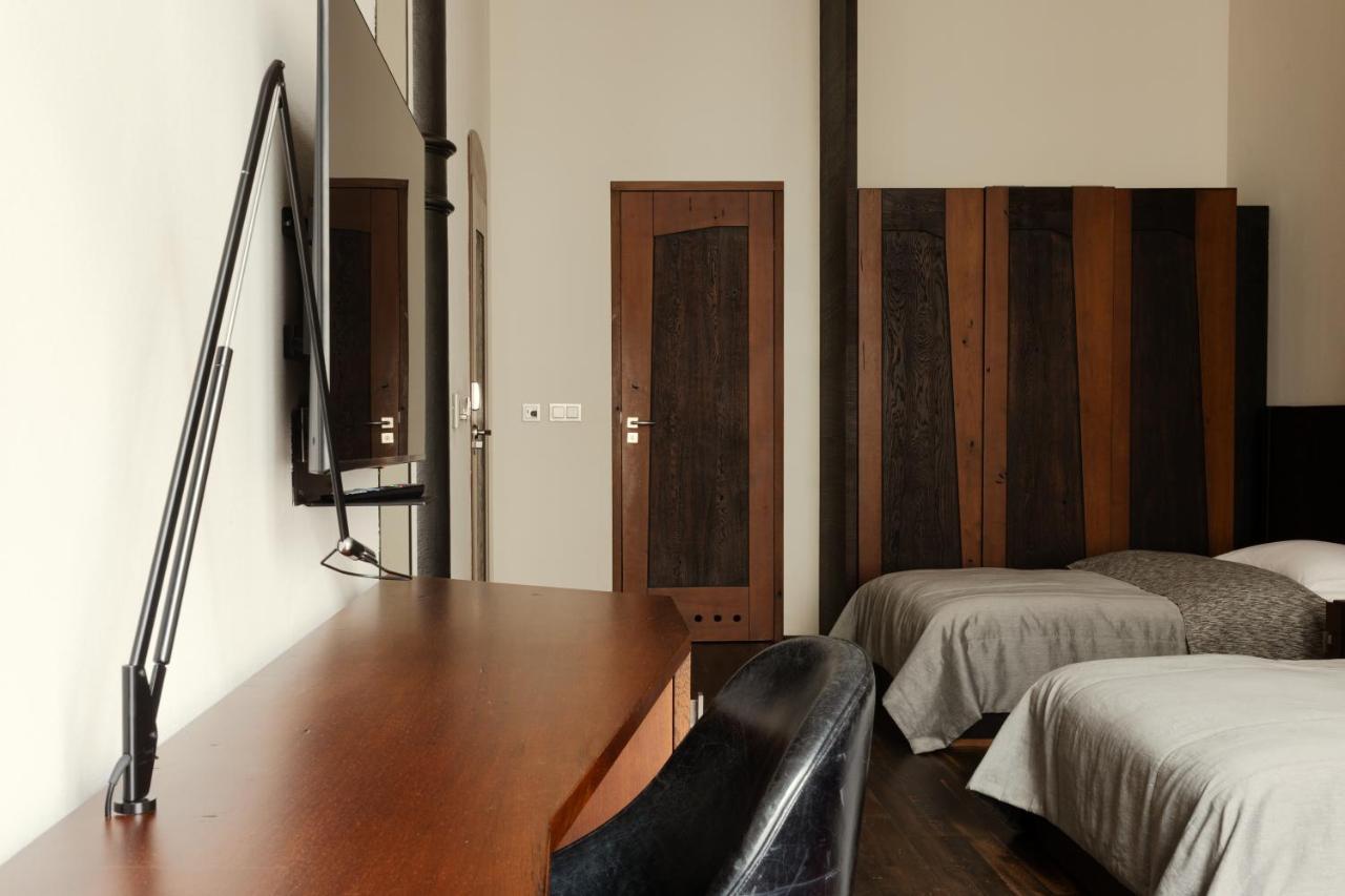 Hotel Monopol Wroclaw Bagian luar foto A room at the hotel