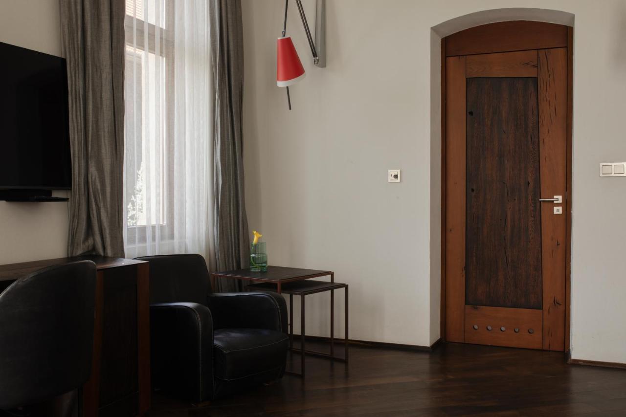 Hotel Monopol Wroclaw Bagian luar foto A door with a frosted glass panel