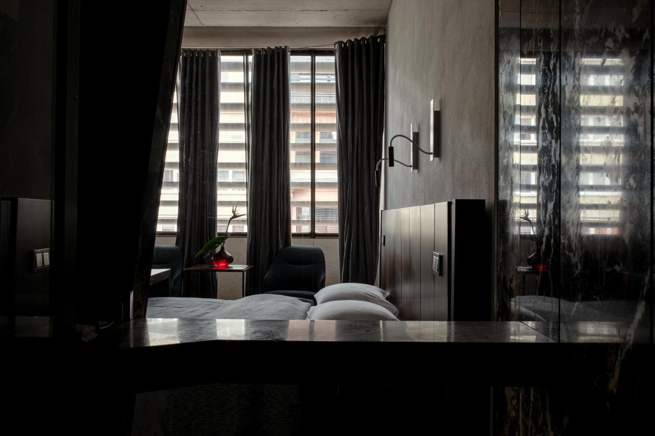 Hotel Monopol Wroclaw Bagian luar foto A room at the hotel
