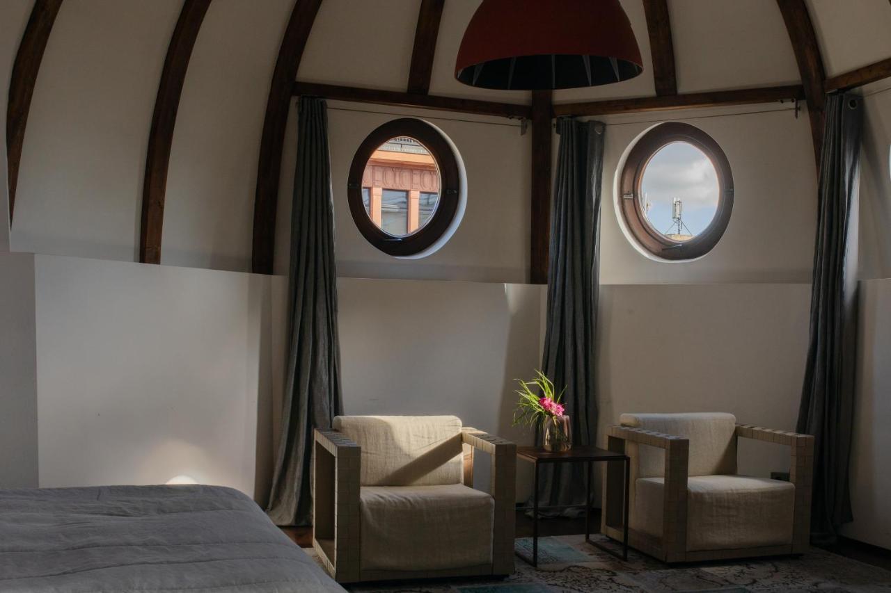 Hotel Monopol Wroclaw Bagian luar foto A room at the hotel