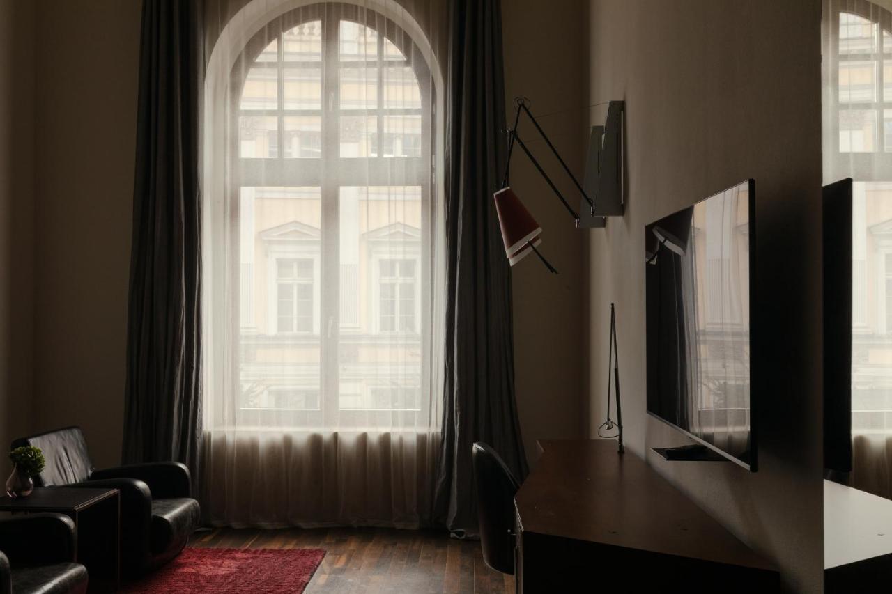 Hotel Monopol Wroclaw Bagian luar foto A room in the hotel
