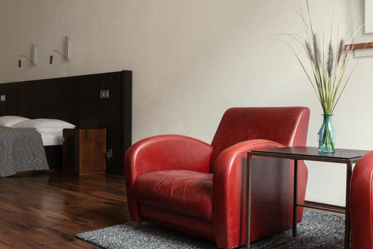 Hotel Monopol Wroclaw Bagian luar foto A leather chair