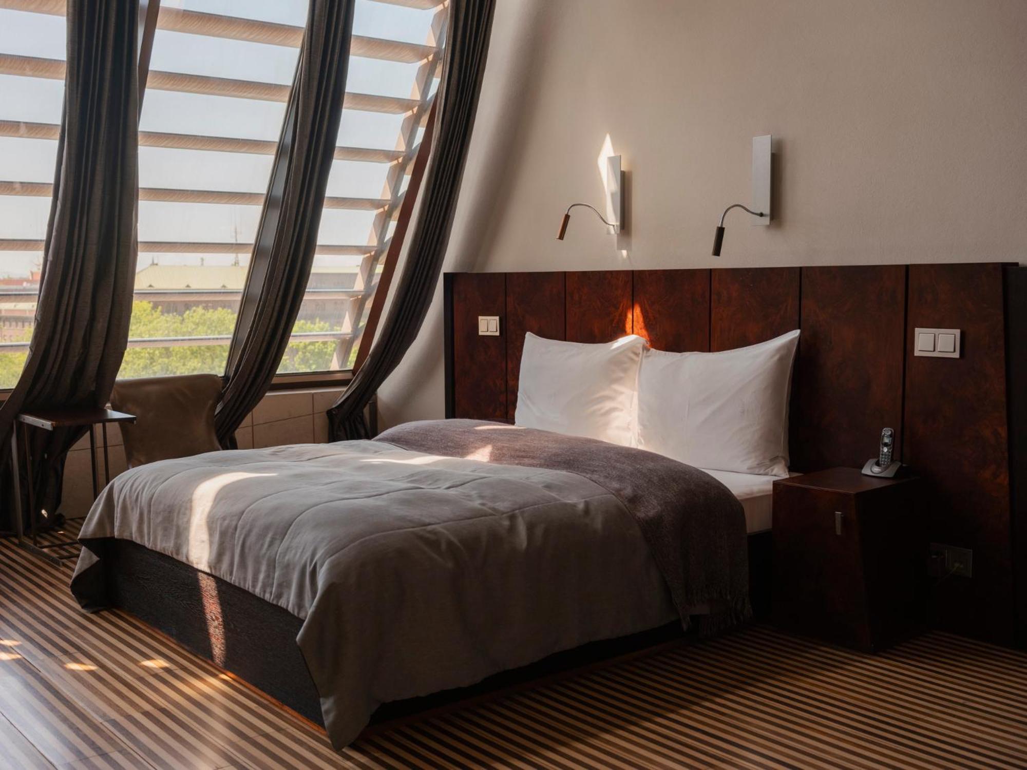 Hotel Monopol Wroclaw Bagian luar foto A bedroom at the hotel